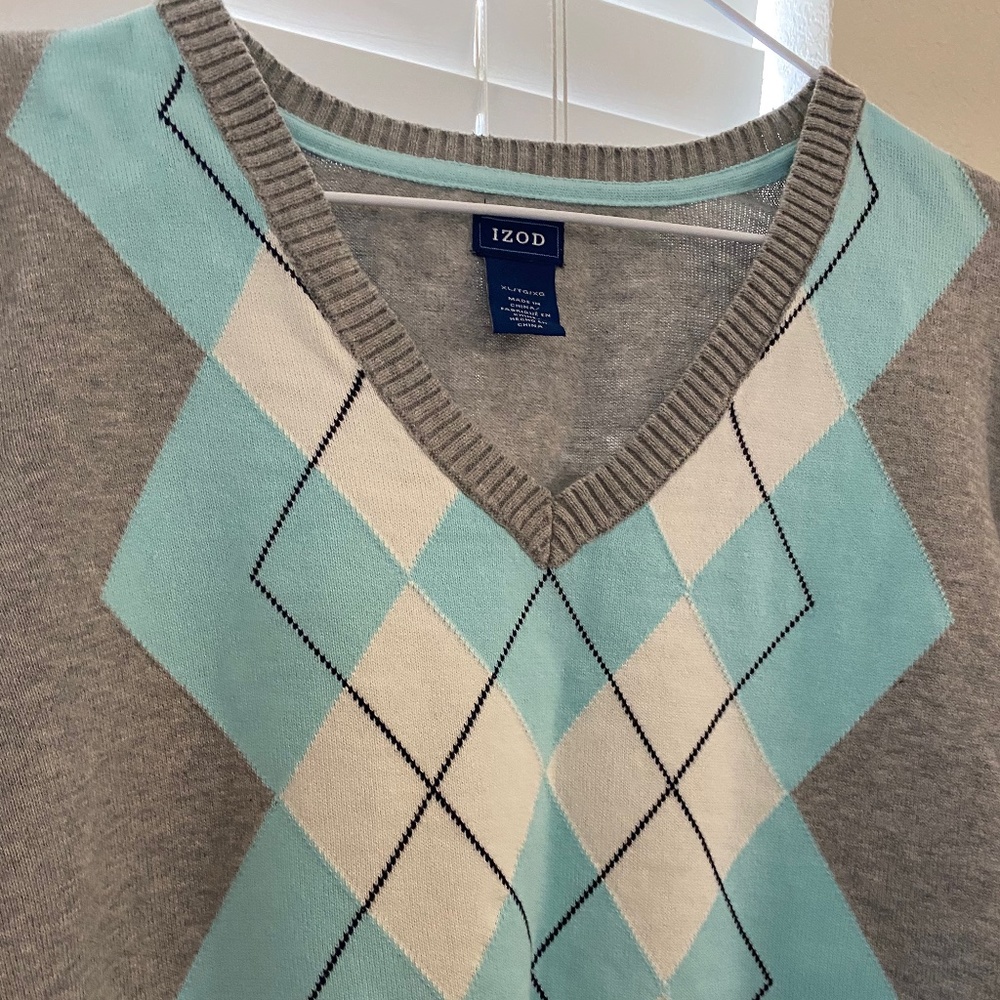 IZOD argyle patterned v-neck sweater NWT size  XL